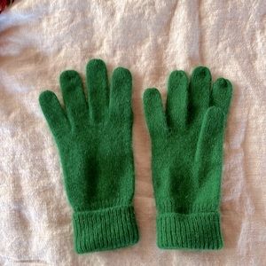 Vibrant green wool gloves